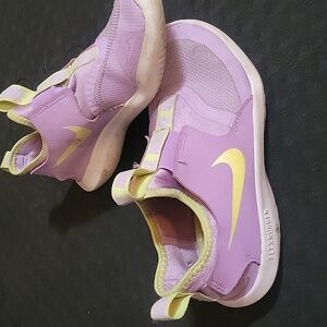 Nike Big Kid Flexrunner sneaker 2Y Youth Light Purple